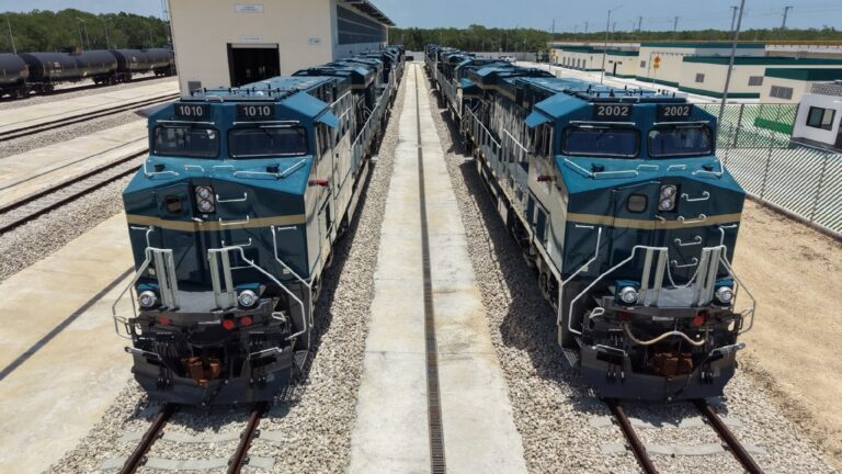 Sheinbaum supervisa llegada de locomotoras del Tren Maya de carga; operará a inicios de 2027