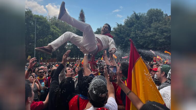 Afición española y mexicana desborda la Fuente de Cibeles tras la final del Mundial