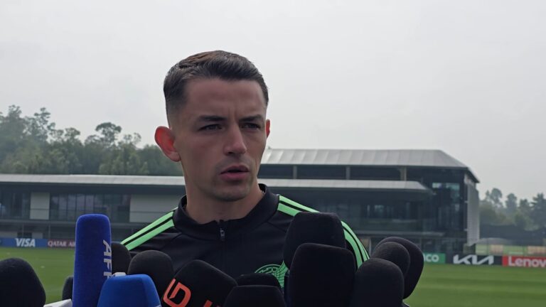 Álvaro Fidalgo en zona mixta. Selección Mexicana. Foto: Arturo Sanguino / ACIR DEPORTES
