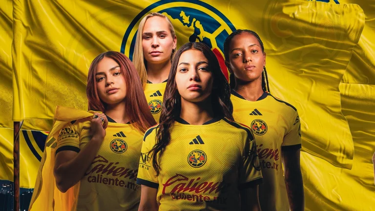 Jugadoras del Club América Femenil presentan la nueva playera del equipo para la temporada 26-27. Foto: X: @ClubAmerica
