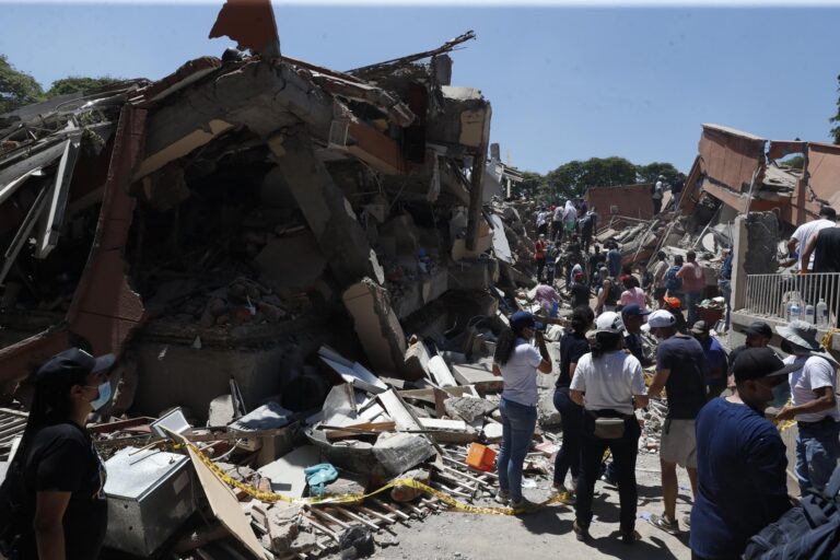Suman más de 100 fallecido tras terremoto en Colombia