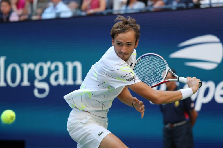 El ruso Daniil Medvedev pierde la calma y el partido ante Nakashima en Cincinnati