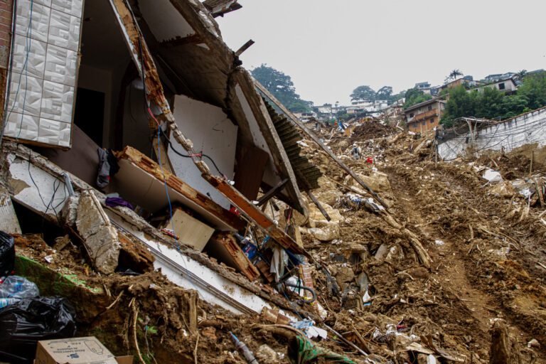 Tragedia por deslave en Nepal deja 584 muertos