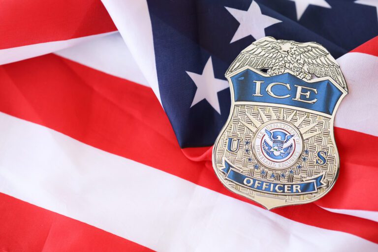 ICE podría equipar a sus agentes con guantes que generan descargas eléctricas