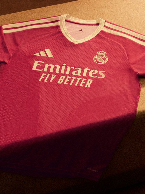 El Real Madrid presenta su tercer uniforme para la temporada 26-27. Foto: X: @realmadrid