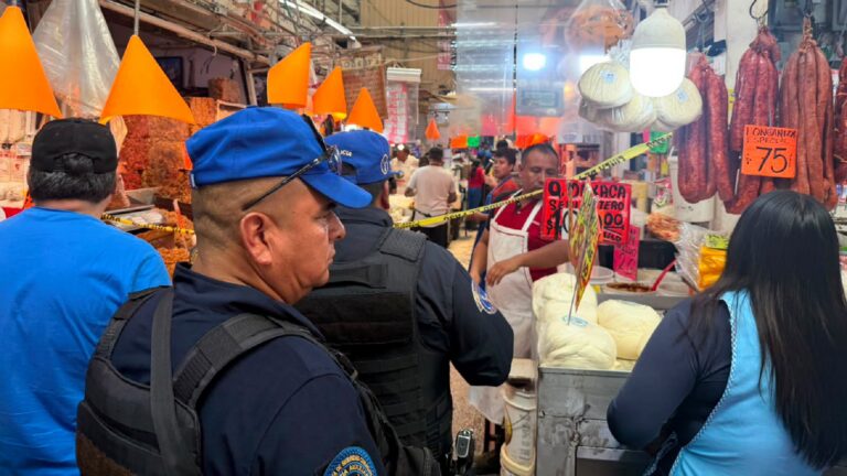 Muere trabajador por intoxicación al quedar atrapado en coladera del Mercado de La Merced