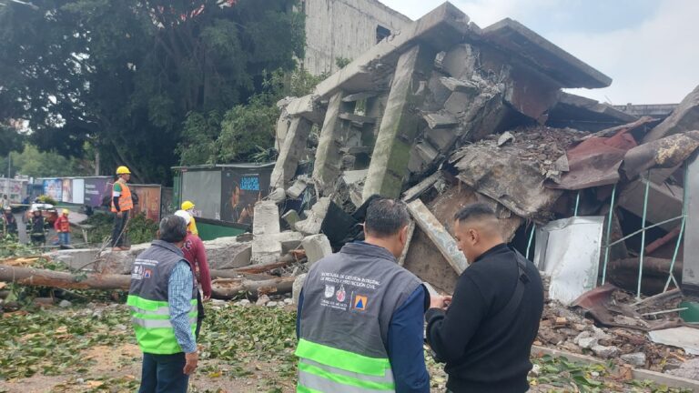 Falla durante demolición provoca colapso de inmueble en Viaducto; autoridades suspenden obra