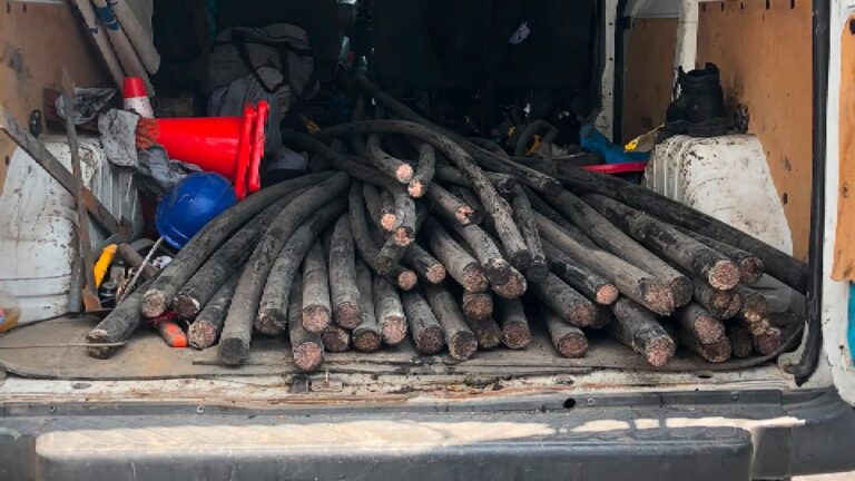 Caen cinco ladrones de cable telefónico en la Condesa; tenían 1.2 toneladas de cobre