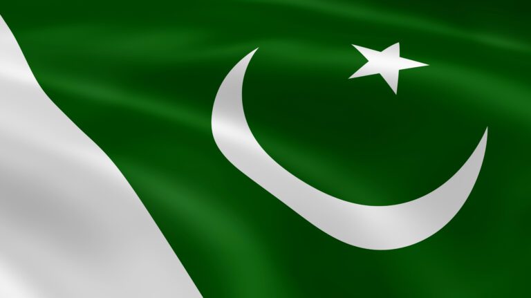 Atentado suicida con coche bomba en Pakistán deja varios muertos y heridos