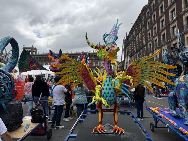 Alebrijes Monumentales dan color en un día nublado de la CDMX