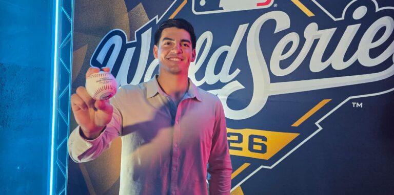 El receptor mexicano Brandon Valenzuela dijo que fue sorpresiva su nominación al “Guante de Oro”