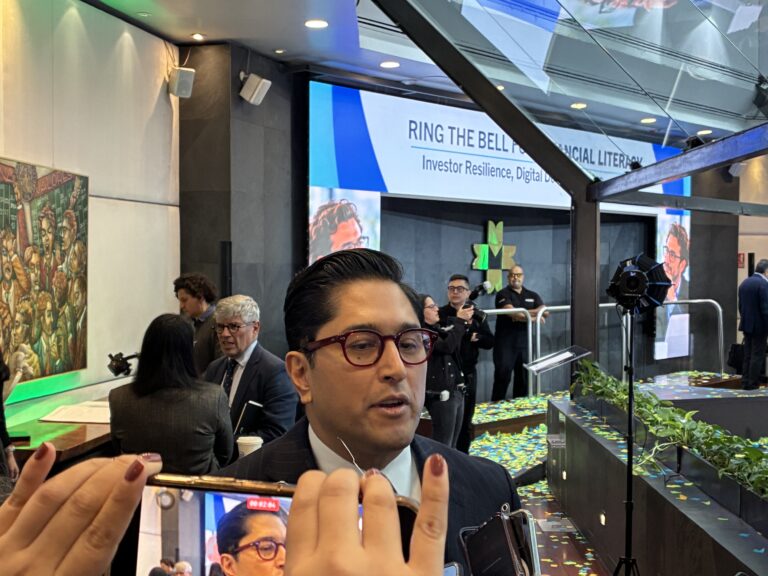 Los mexicanos deben estar tranquilos ante el aumento del precio del dólar: Banxico