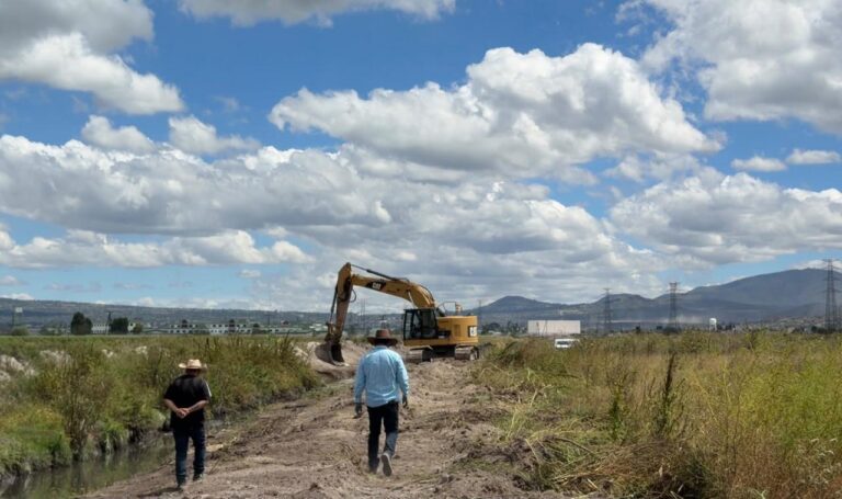 Continúa limpieza y mantenimiento de infraestructura hídrica en Tecamac