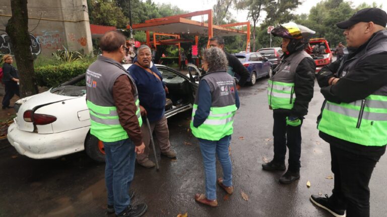 Autoridades garantizan apoyo a automovilista que cayó en excavación de Tlatelolco