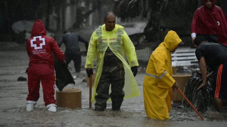 Huracán “Simón” evita tocar tierra y se debilita, pero mantiene en alerta a Jalisco, Colima y Nayarit