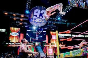 Ángel de Oro se tira un mortal hacia atrás. Cortesía CMLL