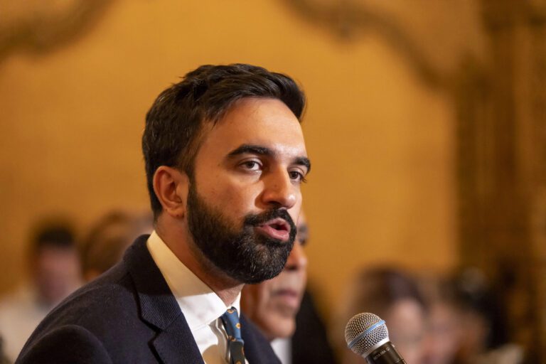Alcalde de Nueva York difunde guía en español sobre los derechos de migrantes ante ICE